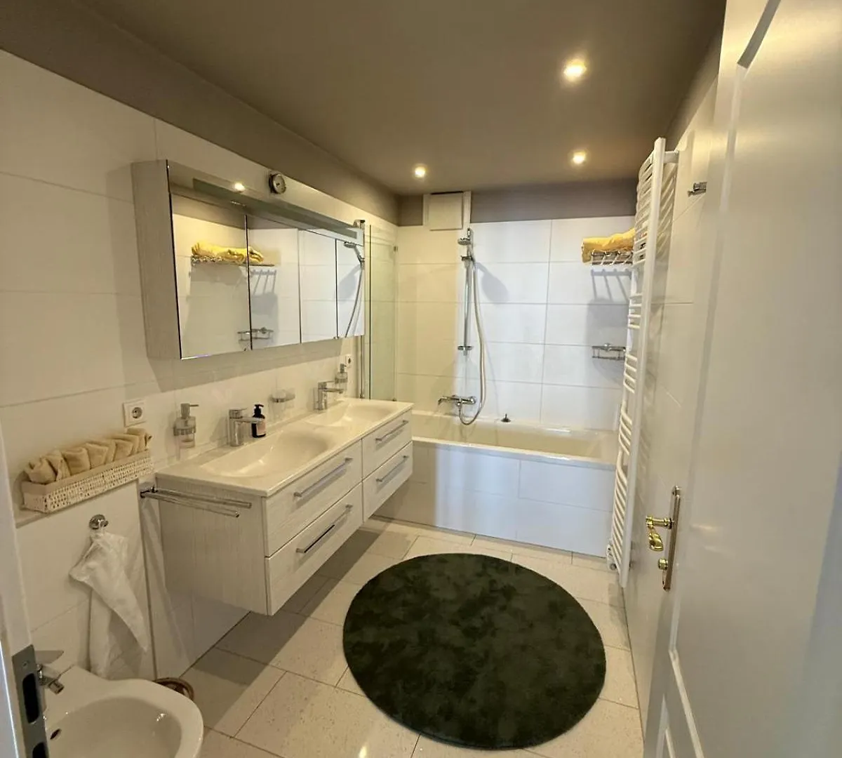 Beautiful 2 Bedroom Apartment In Centre Viena 0*,  Áustria