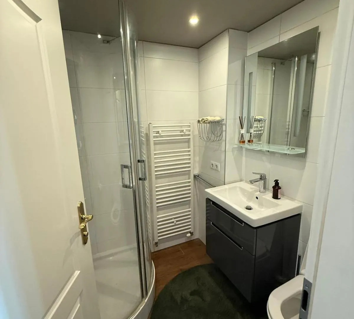 Beautiful 2 Bedroom Apartment In Centre Viena